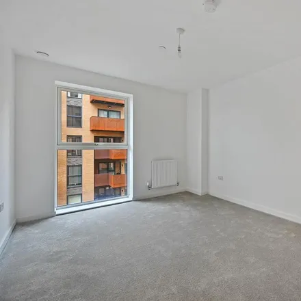 Image 5 - Western Avenue, London, W3 7AY, United Kingdom - Apartment for rent