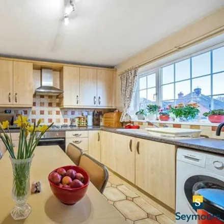 Image 5 - 44 High View Road, Guildford, GU2 7RT, United Kingdom - House for sale