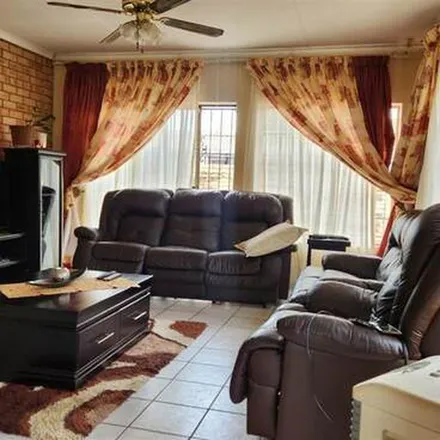 Rent this 3 bed apartment on Tarentaal Avenue in Tshwane Ward 2, Pretoria
