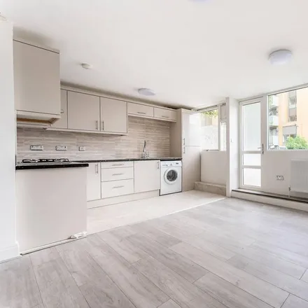 Rent this 4 bed apartment on Aytoun Place in Stockwell Park, London