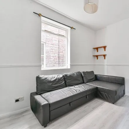 Rent this 3 bed apartment on unnamed road in London, SW2 1NG