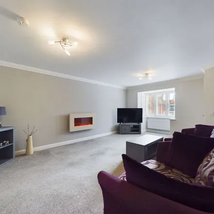 Rent this 3 bed apartment on Paddock Way in Hull, HU7 3FJ