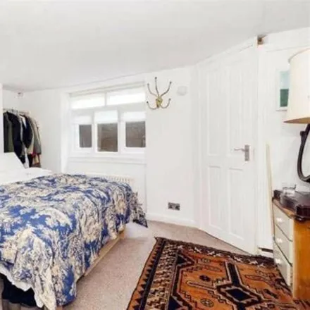Image 3 - Ambrose King Centre and Grahame Hayton Unit, Mount Terrace, London, E1 2BB, United Kingdom - Apartment for sale