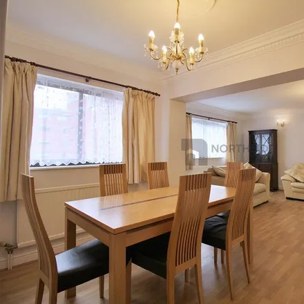 Image 2 - Spencer Close, London, N3 3TX, United Kingdom - Apartment for rent