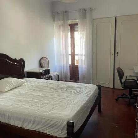 Rent this 4 bed room on Rua Rebelo da Silva 10 in 2795-165 Linda-a-Velha, Portugal
