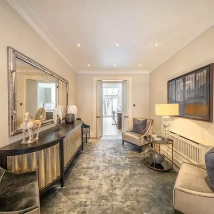 Rent this 5 bed townhouse on 32 Brompton Square in London, SW7 1AF
