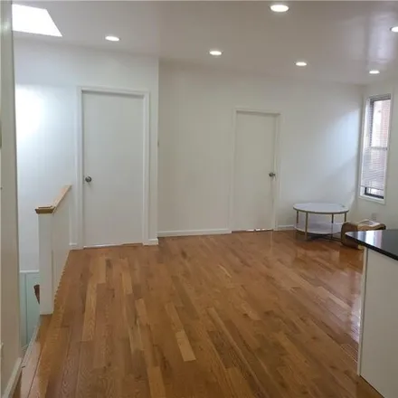 Image 4 - 952 East 223rd Street, New York, NY 10466, USA - Duplex for sale