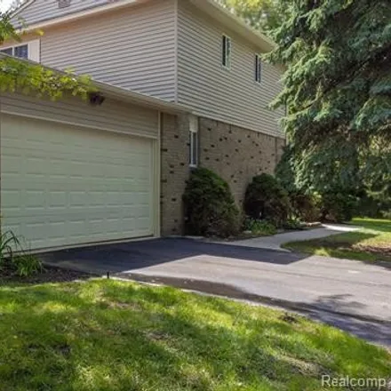 Image 2 - 2128 Hiller Road, West Bloomfield Township, MI 48324, USA - House for sale