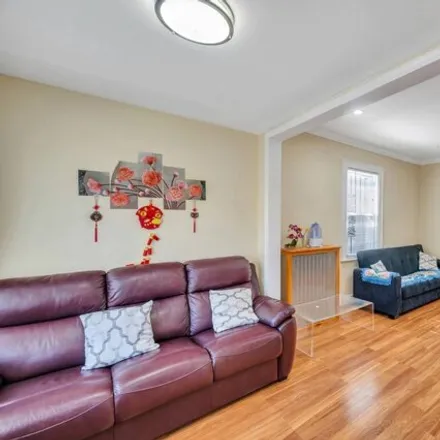 Image 7 - 89-64 213th Street, New York, NY 11427, USA - House for sale
