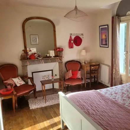 Rent this studio house on 78 Rue Armand Caillard