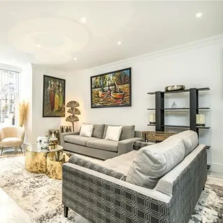 Rent this 3 bed room on 30 Hans Road in London, SW3 1RY