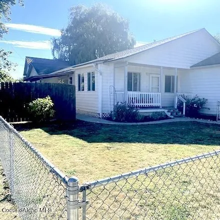 Buy this 3 bed house on 701 Hickory Street in Sandpoint, ID 83864