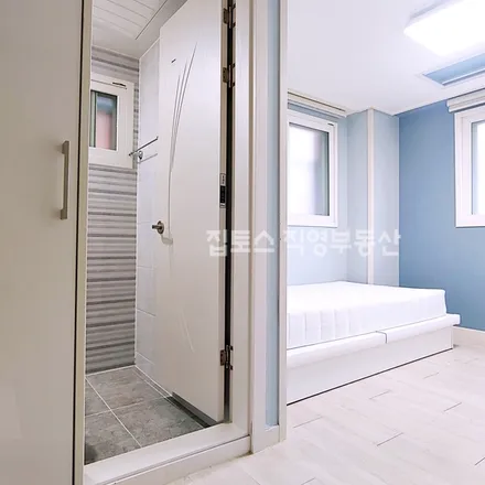 Rent this studio apartment on 서울특별시 관악구 신림동 1436-7