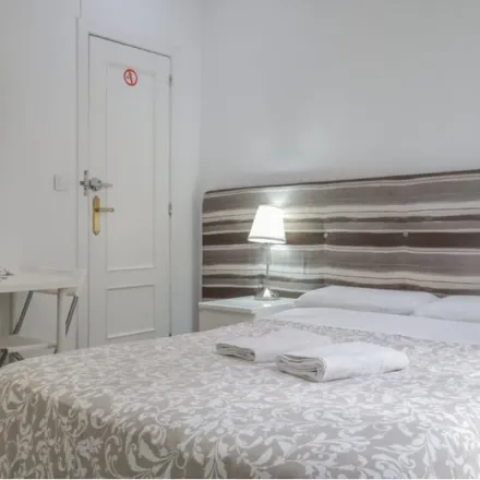 Image 3 - UNED Luis Vives, Calle del Arenal, 18, 28013 Madrid, Spain - Apartment for rent