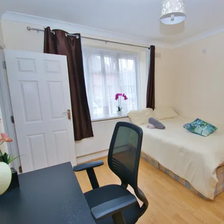 Rent this 5 bed room on 32 Daffodil Street in London, W12 0TG