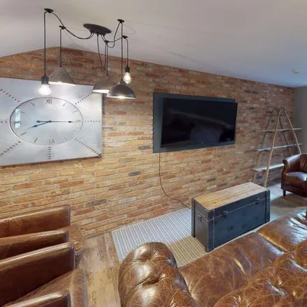 Rent this 6 bed apartment on 43 Moorland Avenue in Leeds, LS6 1AL