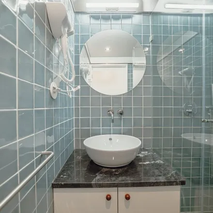 Rent this 1 bed apartment on Gulden Draak in Rua de José Falcão 82, 4050-189 Porto