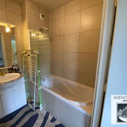 Rent this 2 bed apartment on 25 Chemin de la Couronnelle in 91370 Verrières-le-Buisson, France