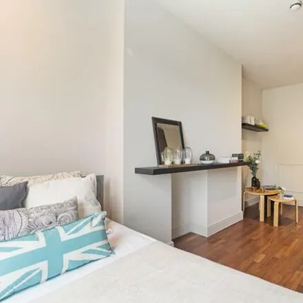 Rent this studio apartment on 43 St Charles Square in London, W10 6EF