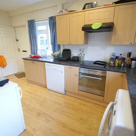 Rent this 5 bed townhouse on 36 The Turnways in Leeds, LS6 3DT