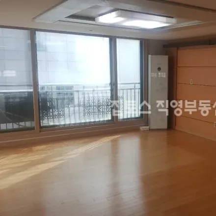 Rent this 3 bed apartment on 서울특별시 강남구 역삼동 830-46