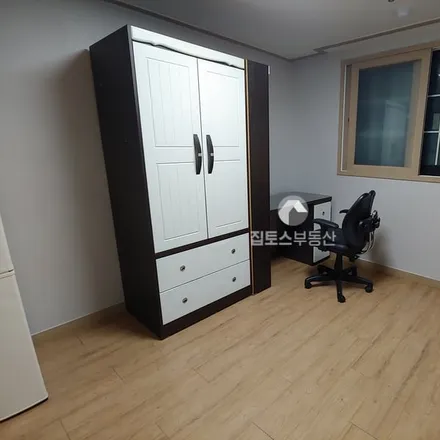 Rent this studio apartment on 서울특별시 관악구 신림동 95-78