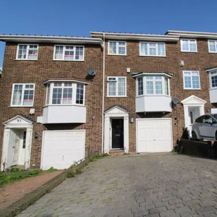 Buy this 3 bed townhouse on Station Road in South Benfleet, SS7 1ND