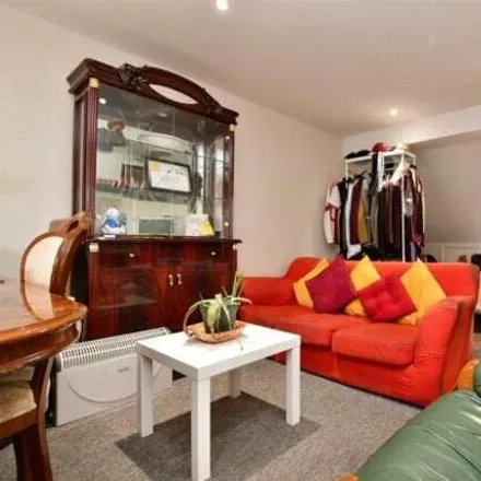 Image 3 - 2 Blandford Close, London, CR0 4SP, United Kingdom - Apartment for sale