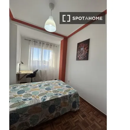 Rent this 5 bed room on Madrid in Carrefour Express, Paseo de la Estación