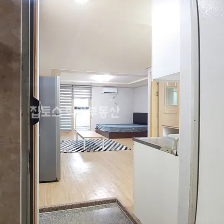 Rent this studio apartment on 서울특별시 강남구 논현동 156
