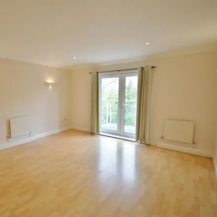 Image 3 - The Pines, Turners Hill Road, Pound Hill, RH10 7US, United Kingdom - Apartment for rent