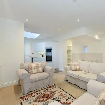 Rent this 2 bed room on St Saviour's in Pimlico, St George's Square