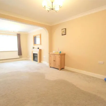 Rent this 3 bed townhouse on Ferndale Road in Swindon, SN2 1EY