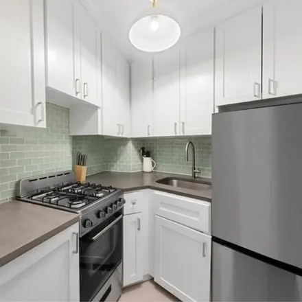 Image 5 - 100 Bank St Apt 2G, New York, 10014 - Apartment for sale
