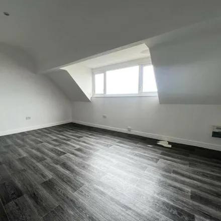 Image 2 - Queen's Promenade, Blackpool, FY2 9HP, United Kingdom - Apartment for rent