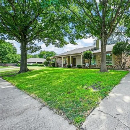 Image 2 - 763 Midcreek Dr, Euless, Texas, 76039 - House for sale