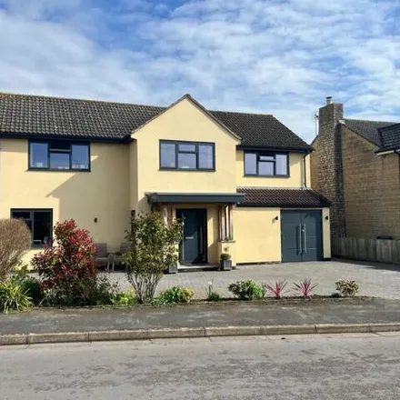 Buy this 4 bed house on Kingsmead in Lechlade, GL7 3BW