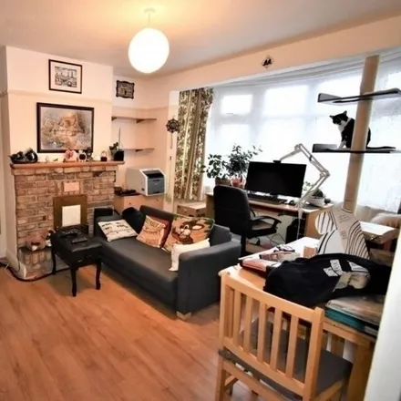 Image 4 - Dors Close, London, NW9 7NU, United Kingdom - Apartment for rent