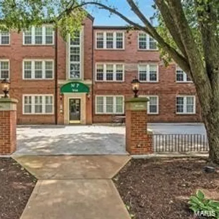 Rent this 3 bed condo on 7574 Wydown Boulevard in Clayton, MO 63105