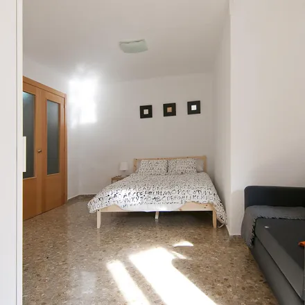 Rent this 5 bed room on Bar Restaurante Changlong in Carrer de l'Ermita, 46006 Valencia
