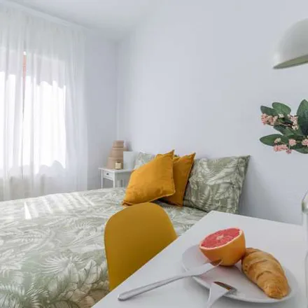 Rent this 4 bed apartment on Madrid in Calle de Olite, 45