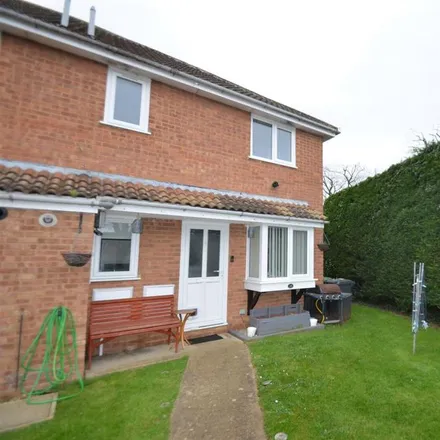 Rent this 1 bed townhouse on Heron Close in Biggleswade, SG18 8HG