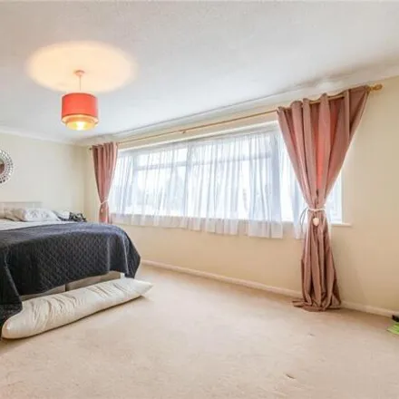 Image 5 - 6 Knowle Gardens, West Byfleet, KT14 6EL, United Kingdom - Townhouse for sale