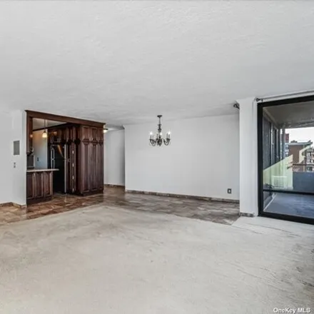 Image 7 - 166-41 Powells Cove Boulevard, New York, NY 11357, USA - Apartment for sale