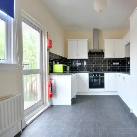 Rent this 6 bed apartment on Subway in High Street, London