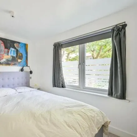 Image 3 - St Mary Grace's Court, Cartwright Street, London, E1 8LY, United Kingdom - Apartment for sale