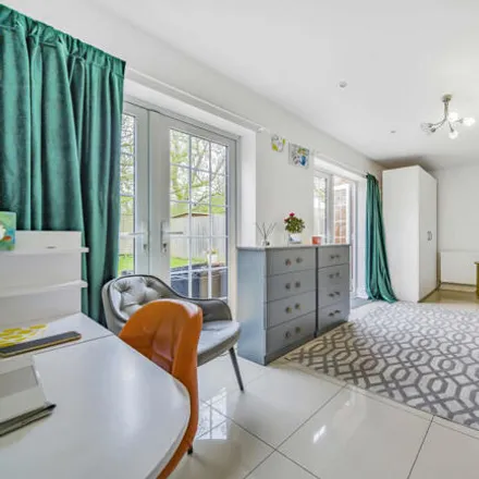 Image 2 - Risley Close, London, SM4 5DS, United Kingdom - Townhouse for sale