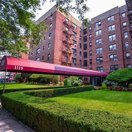 Image 3 - 1170 Ocean Parkway, New York, NY 11230, USA - Condo for sale