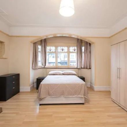 Rent this 5 bed apartment on Heathdene Road in London, SW16 3NZ