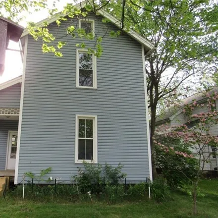 Buy this 3 bed house on 1014 East Avenue Southeast in Warren, OH 44484